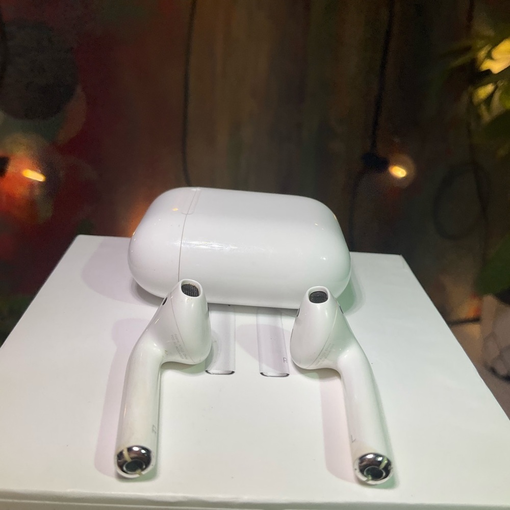 Apple AirPods True Wireless Bluetooth Headphones 1st Generation wm Charging Case - Picture 7 of 13